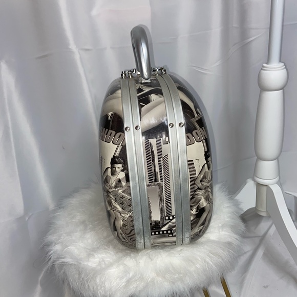 Traveler’s Make-up Case - Picture 3 of 12